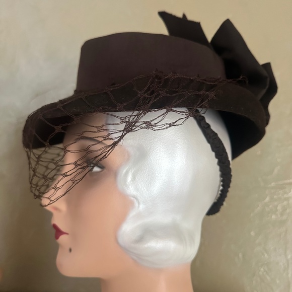MAGNIFICENT 1940s' BROWN FELT FEDORA WITH WIDE GROSGRAIN BAND + BOW + VEIL